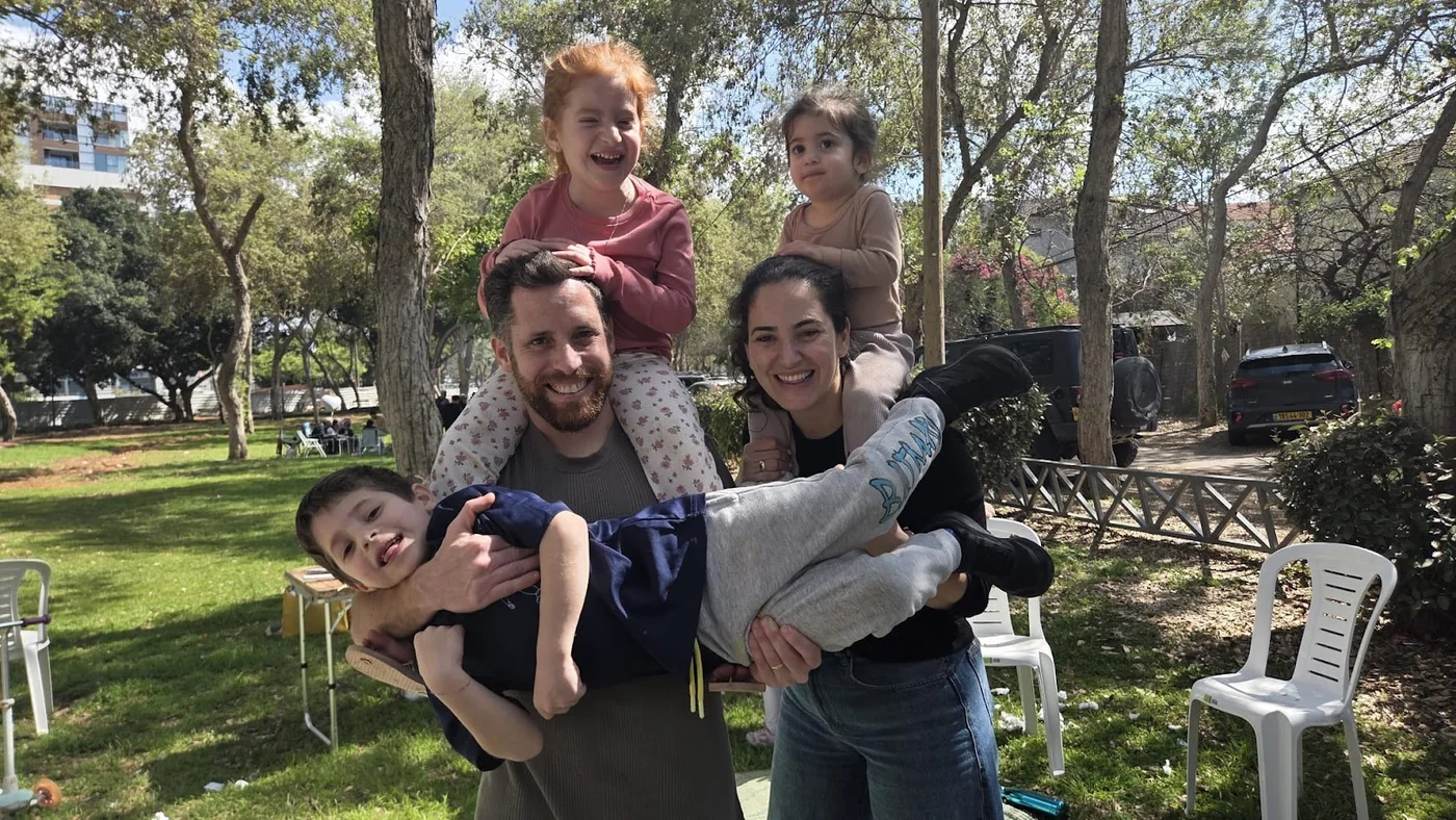 אבי עם המשפחה